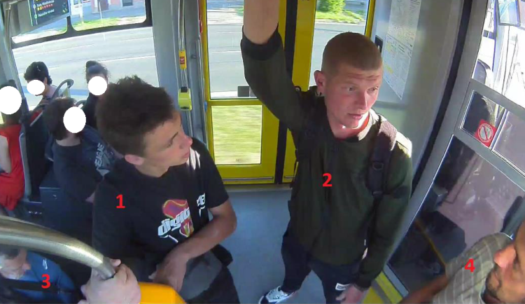 Žena přišla v tramvaji o drahý mobil, policie by chtěla mluvit s trojicí mužů