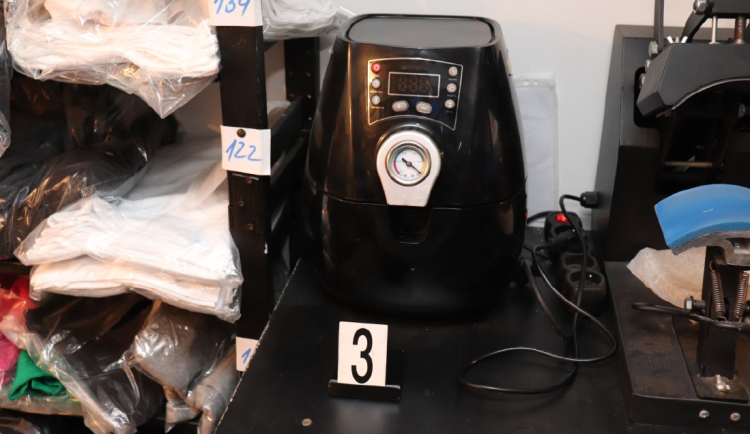 Policie obvinila muže z Plzeňska. Na internetu prodával tisíce padělků.