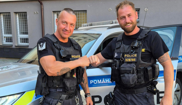 Chci se zabít, řekl muž kamarádce. Na zápěstí si nožem udělal dvacet řezných ran