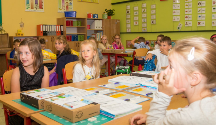 Šest tisíc prvňáčků na Vysočině si 1. září kromě zážitků odnese i kufřík s dárky