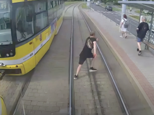 Dopravní podnik spouští osvětovou kampaň. Reaguje na časté střety chodců s tramvajemi