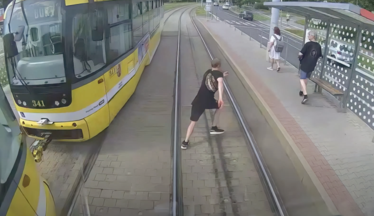 Dopravní podnik spustil osvětovou kampaň. Reaguje na časté střety chodců s tramvajemi.