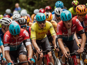 Hromadný pád cyklistů u Křečova, šest zraněných. Na místě zasahoval i vrtulník