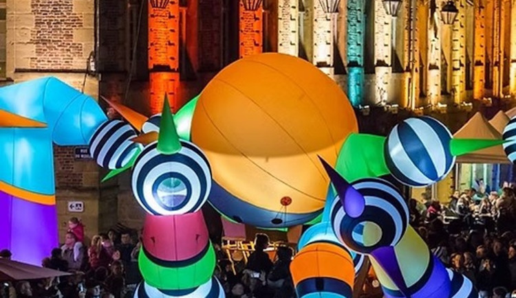 Chystá se mimořádná podívaná. Plzeň ožije světelnou show, akrobaty i hudbou.