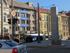 Snad z žádné strany si pomník Díky, Ameriko nevyfotíte, aniž by na pozadí byla nějaká nevkusná reklama.