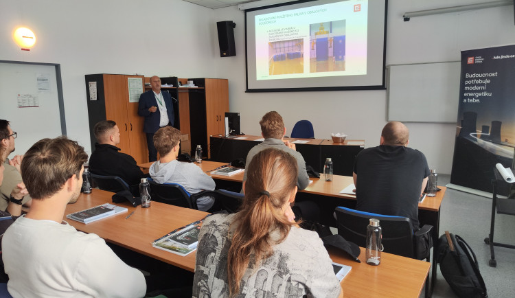 Dva týdny v elektrárně. Na Letní univerzitu se přihlásilo i pět studentek