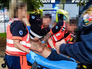 V centru města bezvládně ležel muž s rozbitou hlavou a oteklým okem