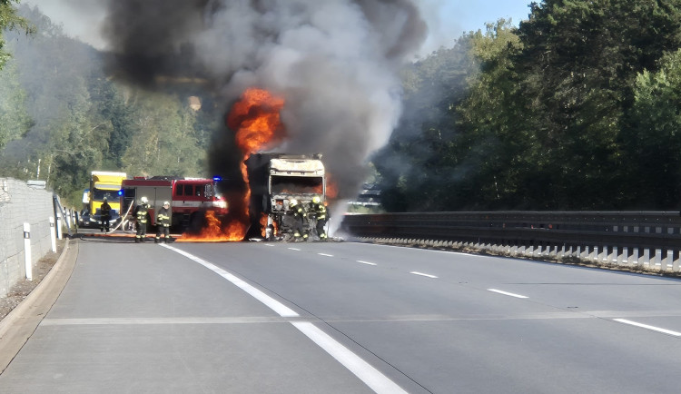 Řidičce na D1 hořel kamion. Z šoku ji dostávali policisté, kteří se vraceli ze školení
