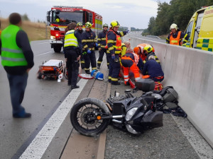 Motorkář se vážně zranil na dálnici D5, na místě zasahoval záchranářský vrtulník