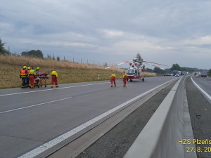 Motorkář se vážně zranil na dálnici D5, na místě zasahoval záchranářský vrtulník