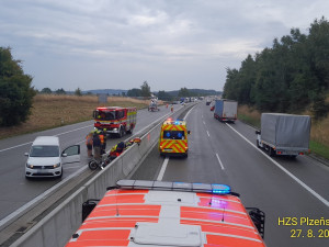 Motorkář se vážně zranil na dálnici D5, na místě zasahoval záchranářský vrtulník
