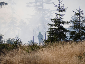 Ve vojenském prostoru v Brdech vypukl požár, hasiči využili i vrtulník
