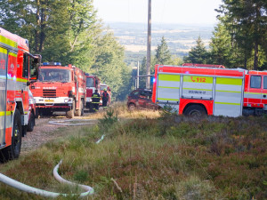 Ve vojenském prostoru v Brdech vypukl požár, hasiči využili i vrtulník