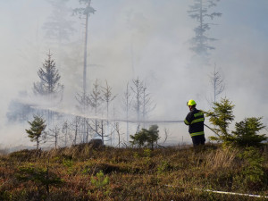 Ve vojenském prostoru v Brdech vypukl požár, hasiči využili i vrtulník