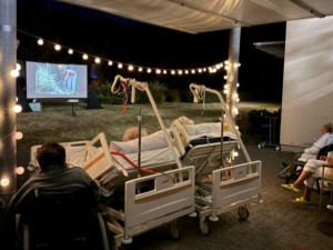 Nemocnice připravila pro své pacienty letní kino v parku. Mnozí film sledovali z postele