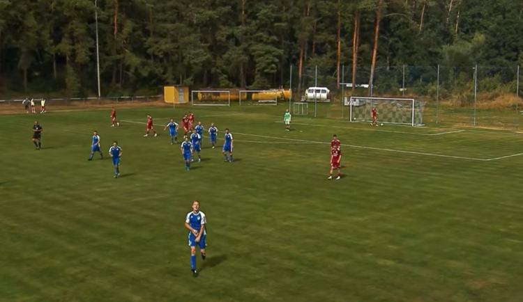 Při oslavě gólu zašátral v trenérkách a vyvolal poprask, hráči hrozí vysoká pokuta