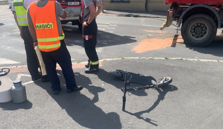 Tragický střet náklaďáku a ženy na koloběžce, zraněním na místě podlehla