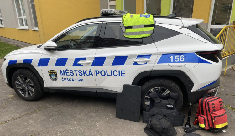 Agresivního návštěvníka baru v České Lípě zkrotil až pepřák