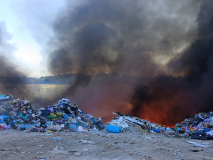 Přibývá požárů skládek odpadů, ministerstvo plánuje preventivní kontroly