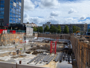 V centru města začala stavba komplexu se stovkami bytů, kancelářemi a obchody