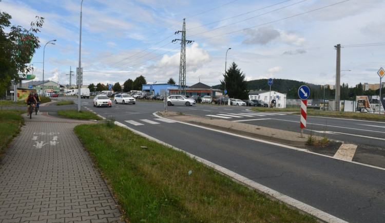 Větší bezpečí pro chodce i rychlejší průjezd MHD, křižovatka dostane nové semafory