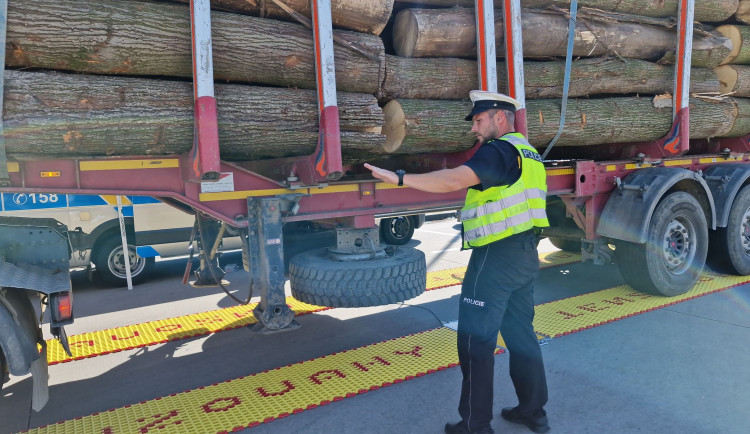 Policisté na D1 zastavili kamion se dřevem, byl přetížený o 7 tun
