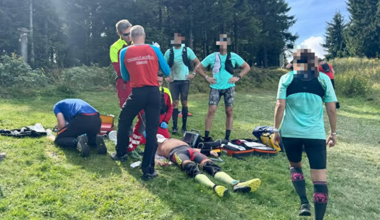 Drama při závodu na Ještědu. Závodník upadl do bezvědomí, další ho zachraňovali