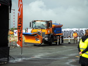 Cestáři poměřili své síly na záludné překážkové trati, projet ji museli se sypačem