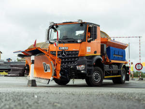 Cestáři poměřili své síly na záludné překážkové trati, projet ji museli se sypačem