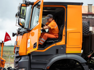 Cestáři poměřili své síly na záludné překážkové trati, projet ji museli se sypačem