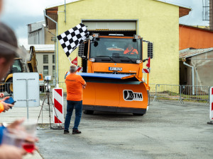 Cestáři poměřili své síly na záludné překážkové trati, projet ji museli se sypačem