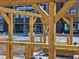 Nevzhledná travnatá plocha před nemocnicí se mění v park s altánkem