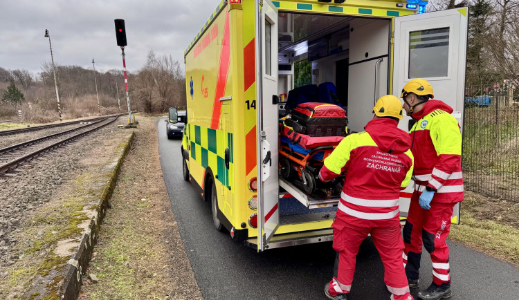 V Ostravě-Nové Vsi srazil dnes v noci vlak ženu, přišla o nohu