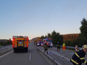 Požár kamionu ochromil provoz na dálnici D5, hasiči museli rozebrat část svodidel