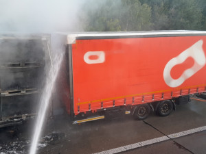 Požár kamionu ochromil provoz na dálnici D5, hasiči museli rozebrat část svodidel