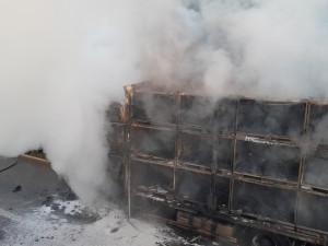 Požár kamionu ochromil provoz na dálnici D5, hasiči museli rozebrat část svodidel