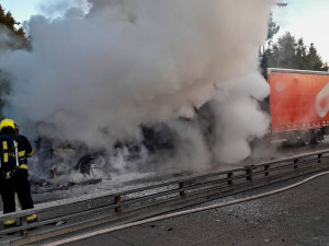 Požár kamionu ochromil provoz na dálnici D5, hasiči museli rozebrat část svodidel