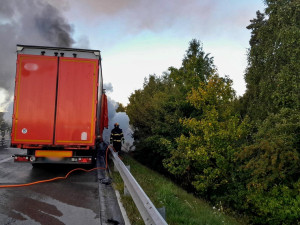 Požár kamionu ochromil provoz na dálnici D5, hasiči museli rozebrat část svodidel