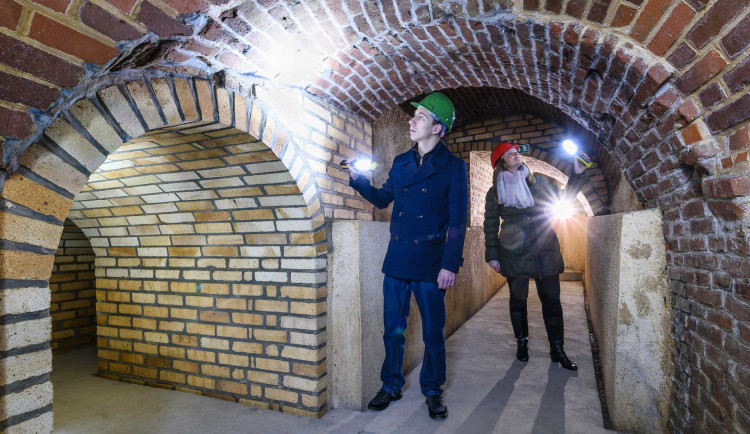 Zažijte prohlídku Plzeňského historického podzemí za svitu baterek