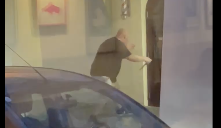 Drama v ulicích Budějovic, policisté zpacifikovali agresivního muže s mačetou