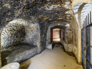 Zažijte prohlídku Plzeňského historického podzemí za svitu baterek
