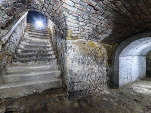 Zažijte prohlídku Plzeňského historického podzemí za svitu baterek