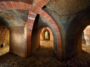 Zažijte prohlídku Plzeňského historického podzemí za svitu baterek