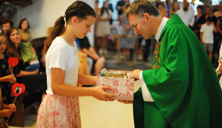 Vděční farníci v Třebíči poděkovali faráři. Na nové auto vybrali přes 600 tisíc