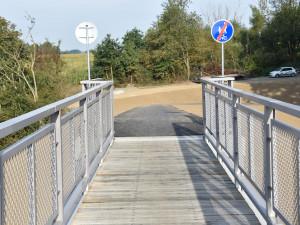 Super počin, chválí si lidé lávku na místě, kde stávala slavná chaloupka na pilíři