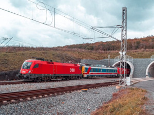 Zmatený muž ráno vběhl do nejdelšího železničního tunelu v Česku a ochromil tak dopravu