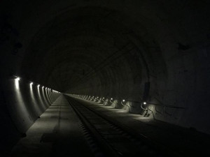 Muž ráno vběhl do nejdelšího železničního tunelu v Česku a ochromil tak dopravu