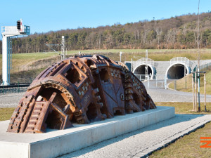 Muž ráno vběhl do nejdelšího železničního tunelu v Česku a ochromil tak dopravu