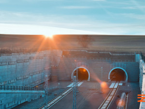 Muž ráno vběhl do nejdelšího železničního tunelu v Česku a ochromil tak dopravu