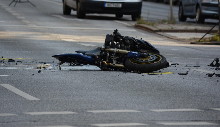 Motorkářka při předjíždění kolony narazila do auta, ona i řidička se vážně zranily